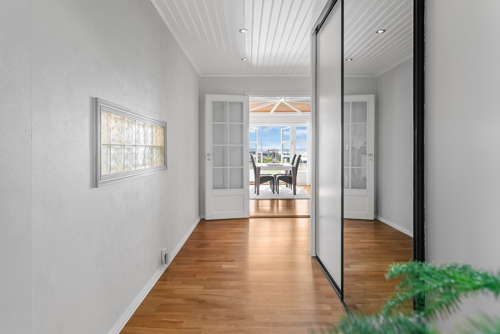 Gangen innenfor entreen er ca. 12,5 kvm og har en bred skyvedørsgarderobe Galleribilde