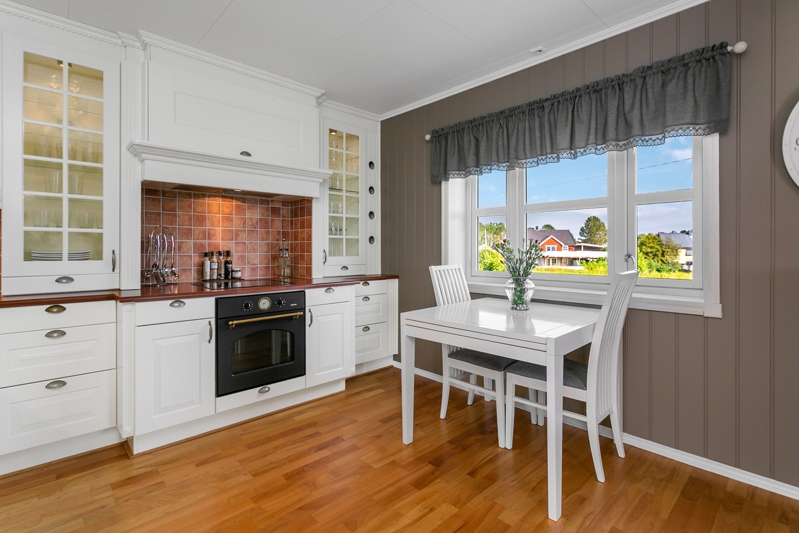 Kjøkkenet er ca. 13,5 kvm og har en koselig spiseplass foran vinduet Galleribilde