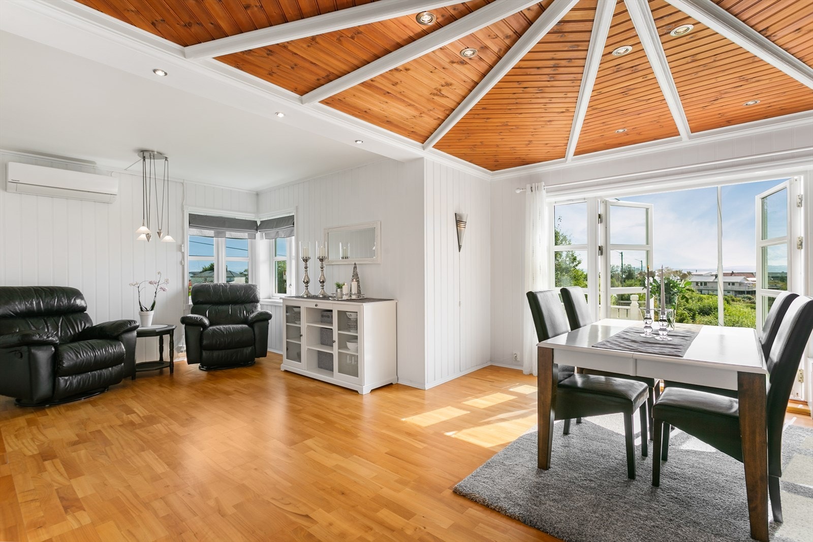 Stuen kan enkelt møbleres med både sofa, godstoler og spisebord, uten at den virker overmøblert Galleribilde