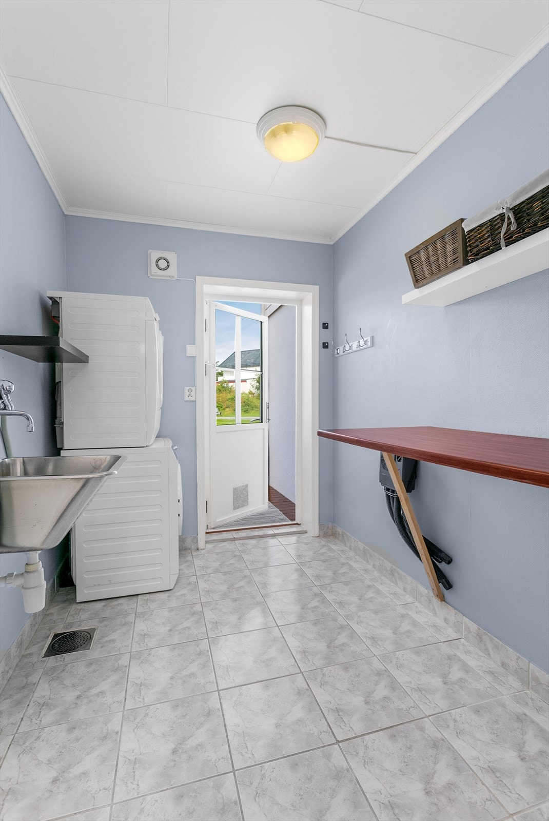 Vaskerommet har direkte utgang til en terrasse med trapp til terreng. Rommet er ca. 5 kvm og har flislagt gulv Galleribilde