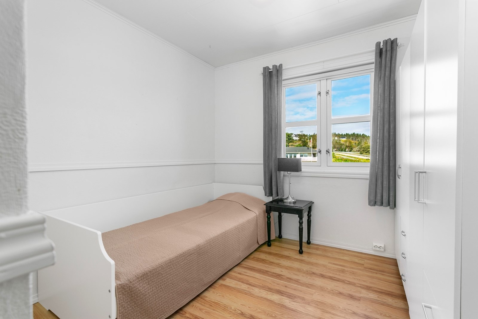 Soverommet har garderobeskap og er ca. 8 kvm stort Galleribilde