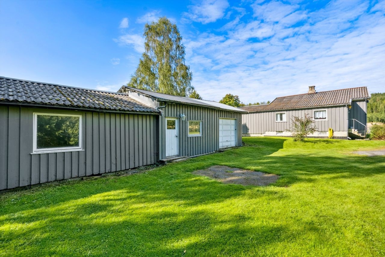 Eldre uthusbygg med garasje Galleribilde