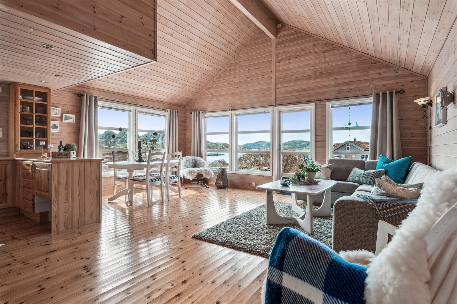 Heimdal Eiendomsmegling har gleden av å invitere deg til Kynnavikveien 33 - En fantastisk flott og gjennomført fritidseiendom, med umiddelbar nærhet til sjø, strand og båtliv! Galleribilde
