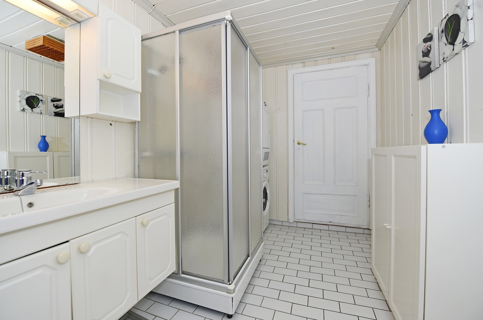 Bad/vaskerommet i leiligheten har en ukjent alder. Rommet har innredning med en nedfelt servant, dusjkabinett, et gulvfestet toalett og tilkobling for vaskemaskin. Galleribilde