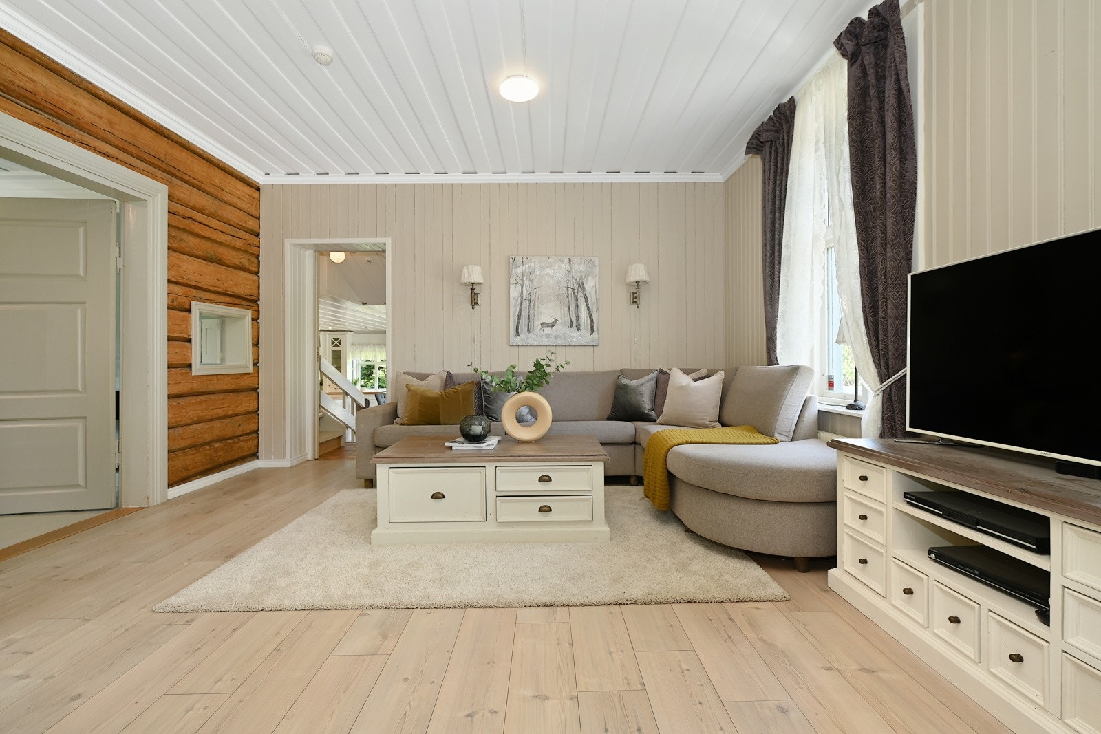 Alle stuene har heltre gulv, noen malte og noen slipte, og veggene er malte eller tapetserte. Galleribilde