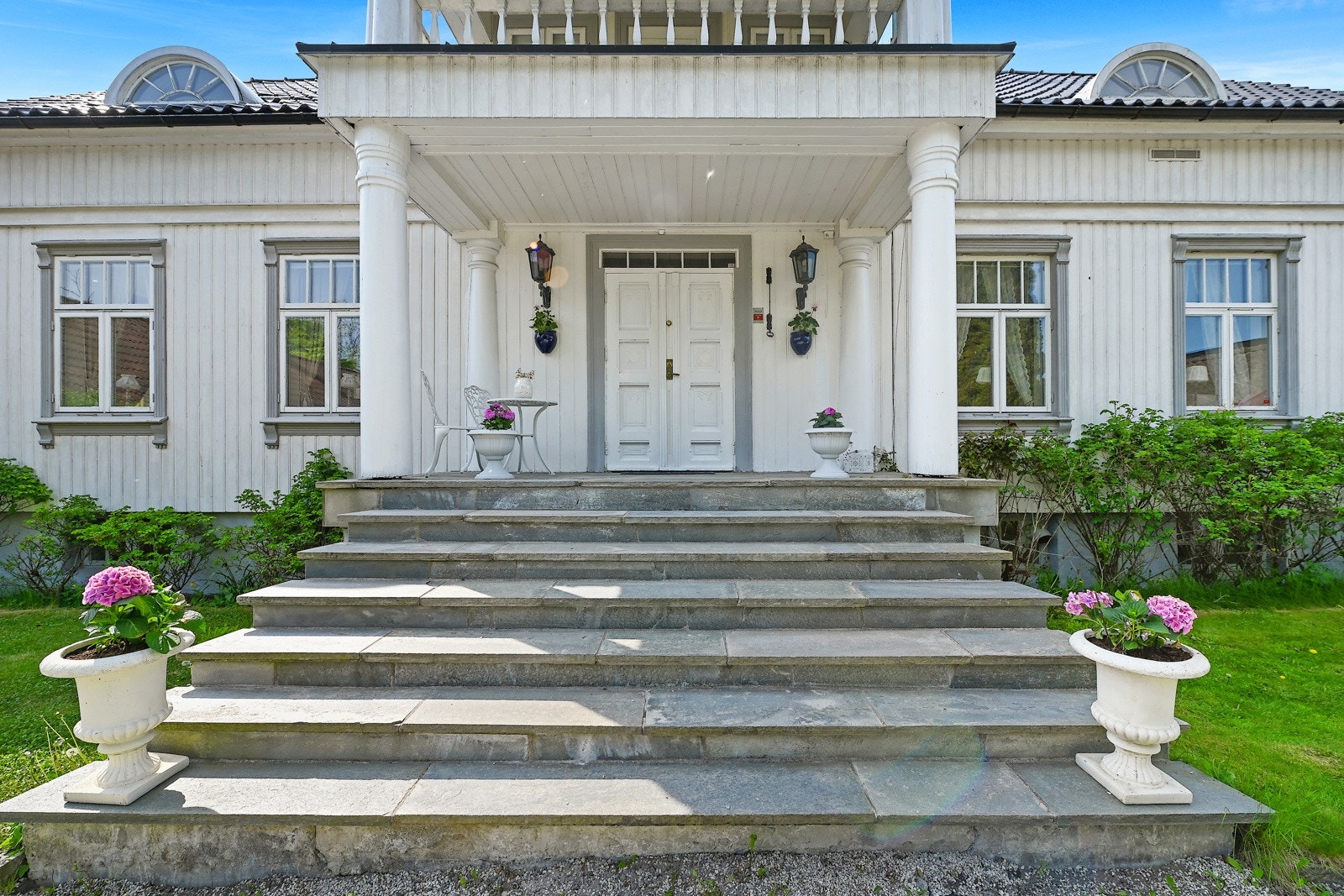 Inngangspartiet gir et godt førsteinntrykk av boligen. Galleribilde