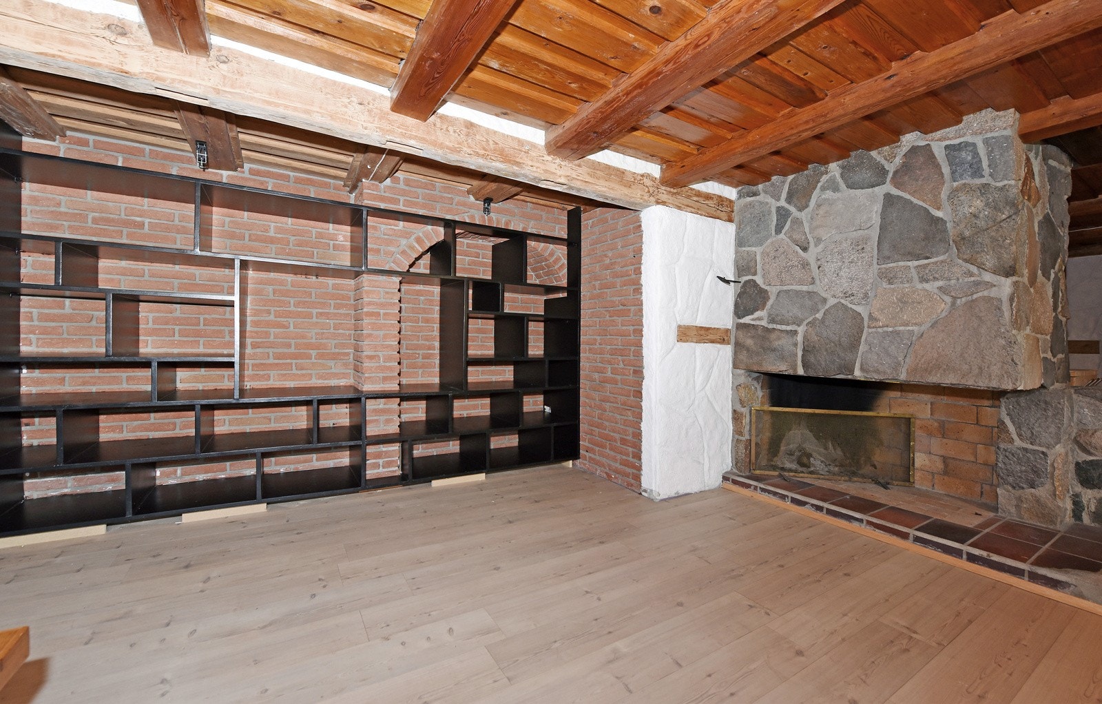 I kjelleren finner du en koselig kjellerstue med en åpen peis. Galleribilde