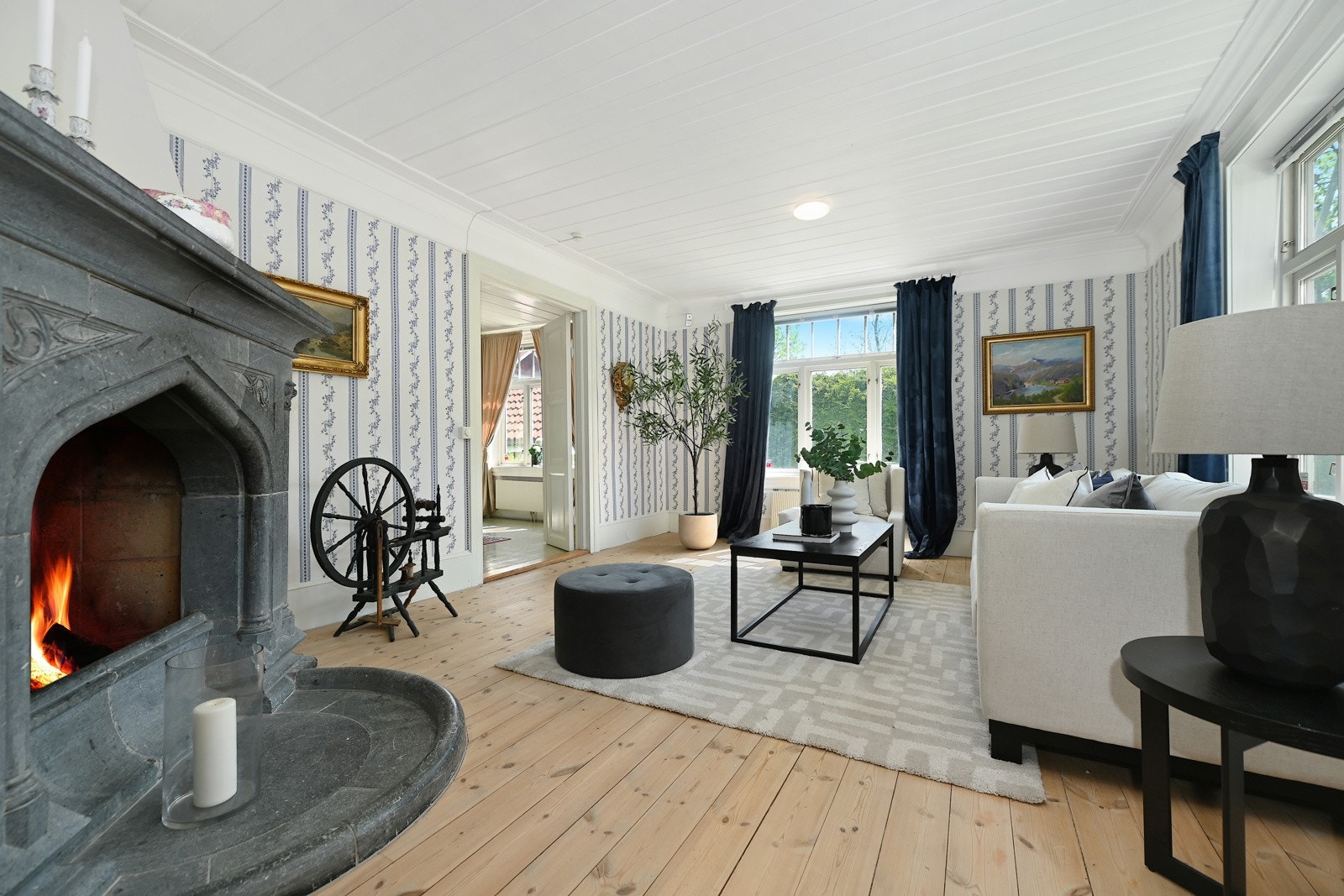 To stuer har peis. Den ene er en stor, ærverdig klebersteinspeis som tidligere sto i et herskapshus i Fredrikstad. Galleribilde