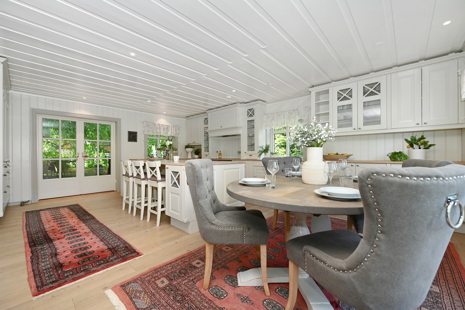 Kjøkkenet i boligen er svært romslig og har store vinduer som slipper inn lys fra tre forskjellige himmelretninger. Galleribilde