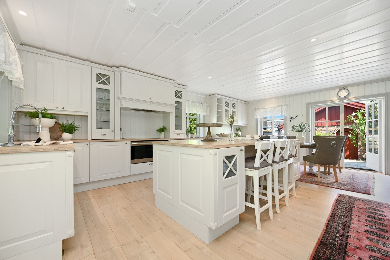 En kjøkkenøy gir en sosial sitteplass for barna som gjør lekser eller venner som tar seg et glass mens vertskapet lager middag. Galleribilde