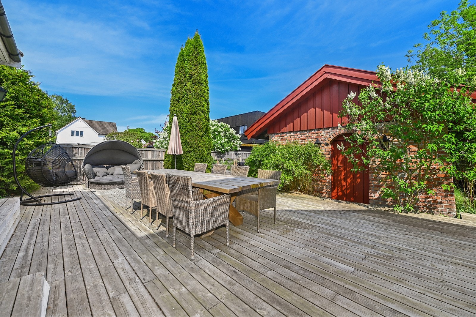 Uterommet i denne boligen er nøye utformet for å skape optimale forhold og muligheter for å nyte utelivet, uansett tid på dagen eller året. Galleribilde