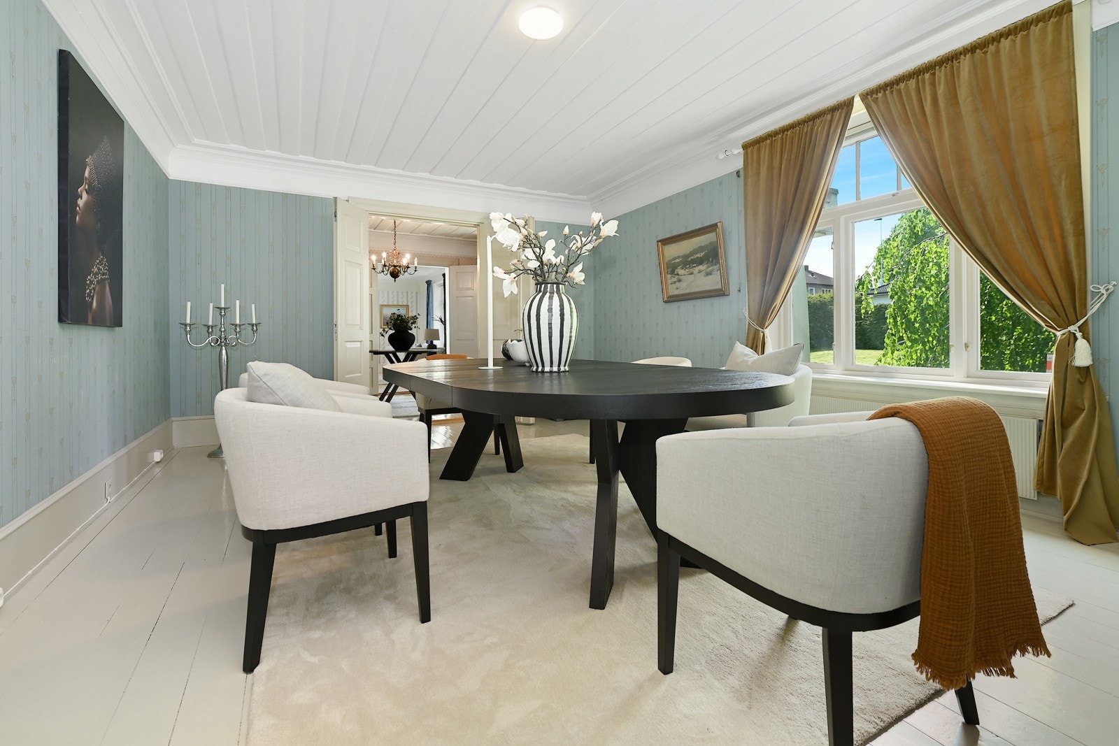 Selger har valgt en klassisk og landlig stil som passer perfekt til huset. Galleribilde