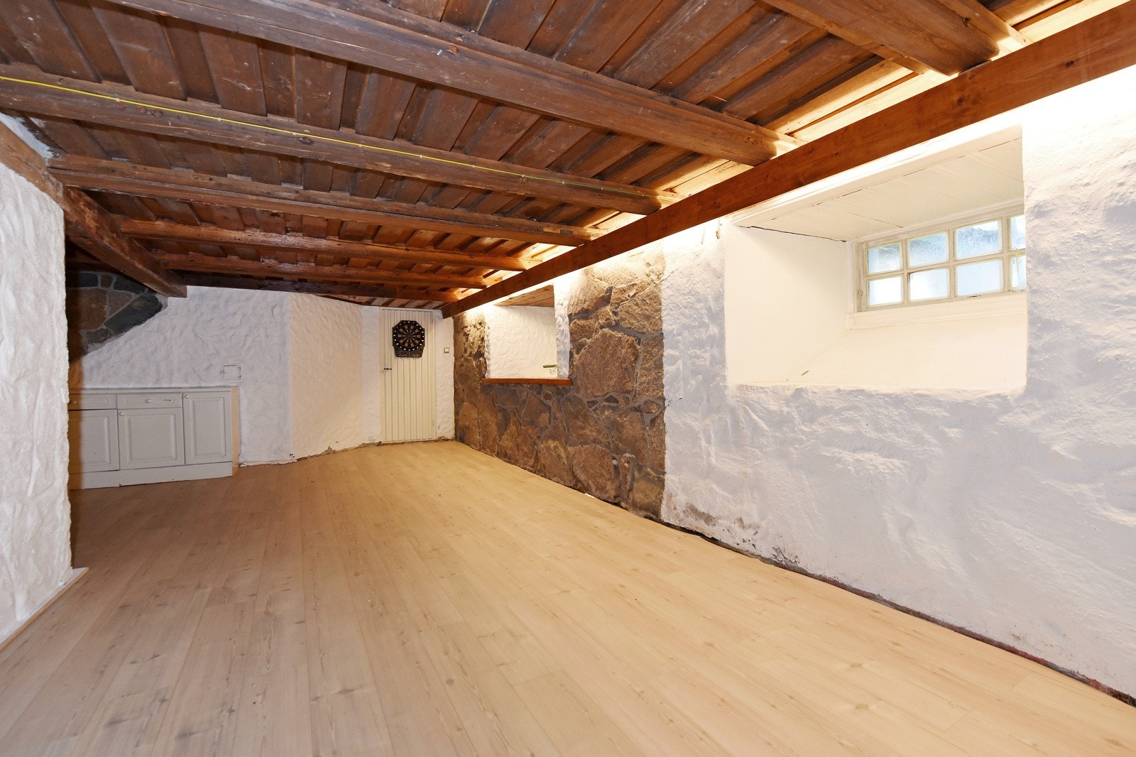 Rommet er innbydende og egner seg perfekt for sosiale sammenkomster, både til hverdag og til fest. Galleribilde