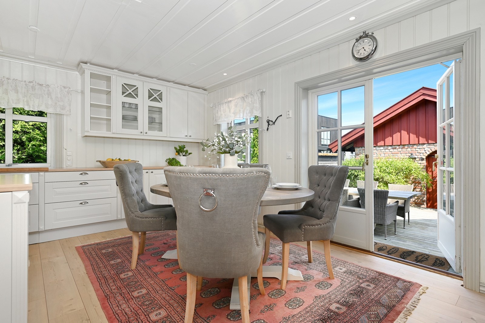 I tillegg er det god plass til et stort spisebord eller annen møblering etter eget ønske i dette rommet Galleribilde