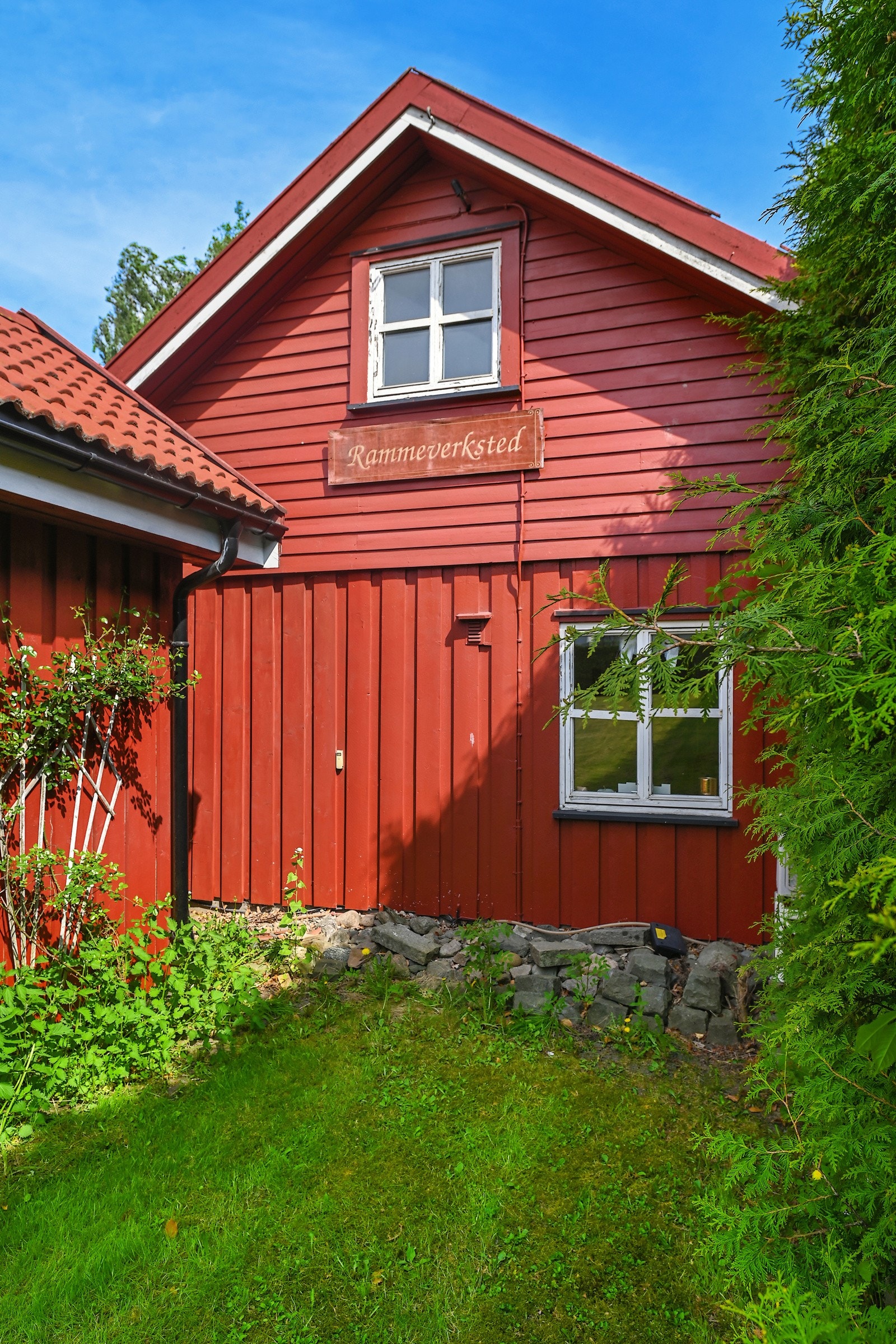 Det ble tidligere drevet rammeverksted fra sidebygningen. Galleribilde