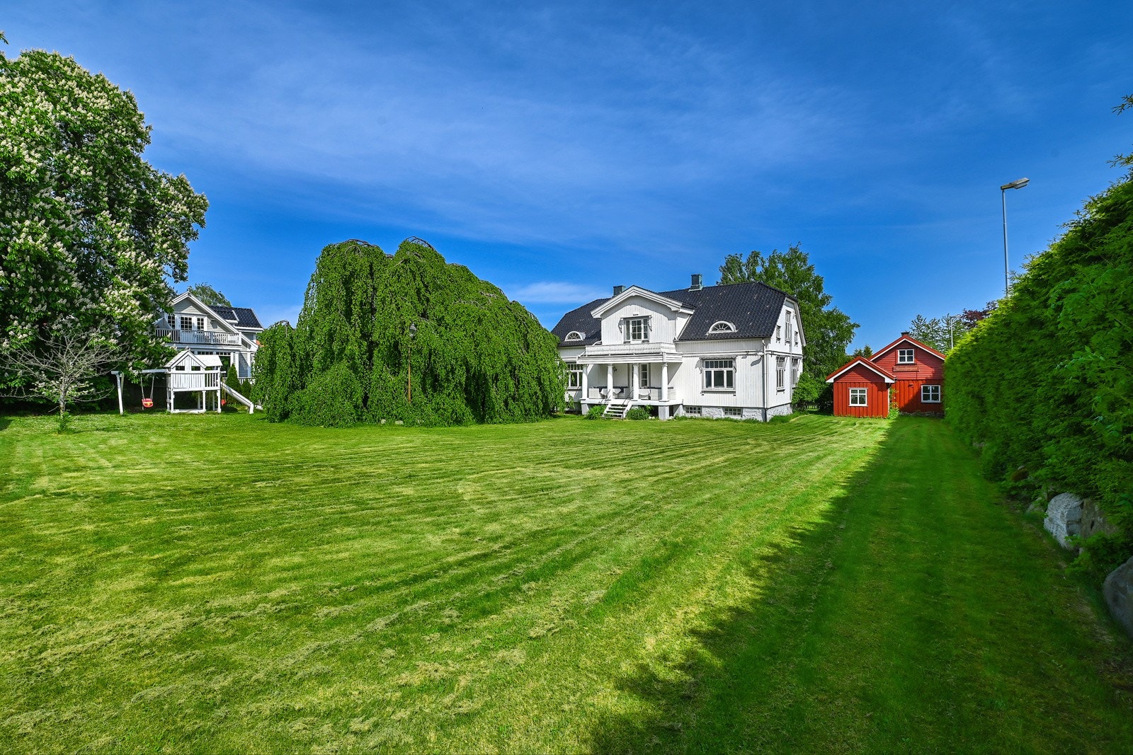 Tomten til eiendommen er virkelig unik og etterlater et svært godt inntrykk. På baksiden av boligen finner du en stor og flott hage som er helt privat. Galleribilde