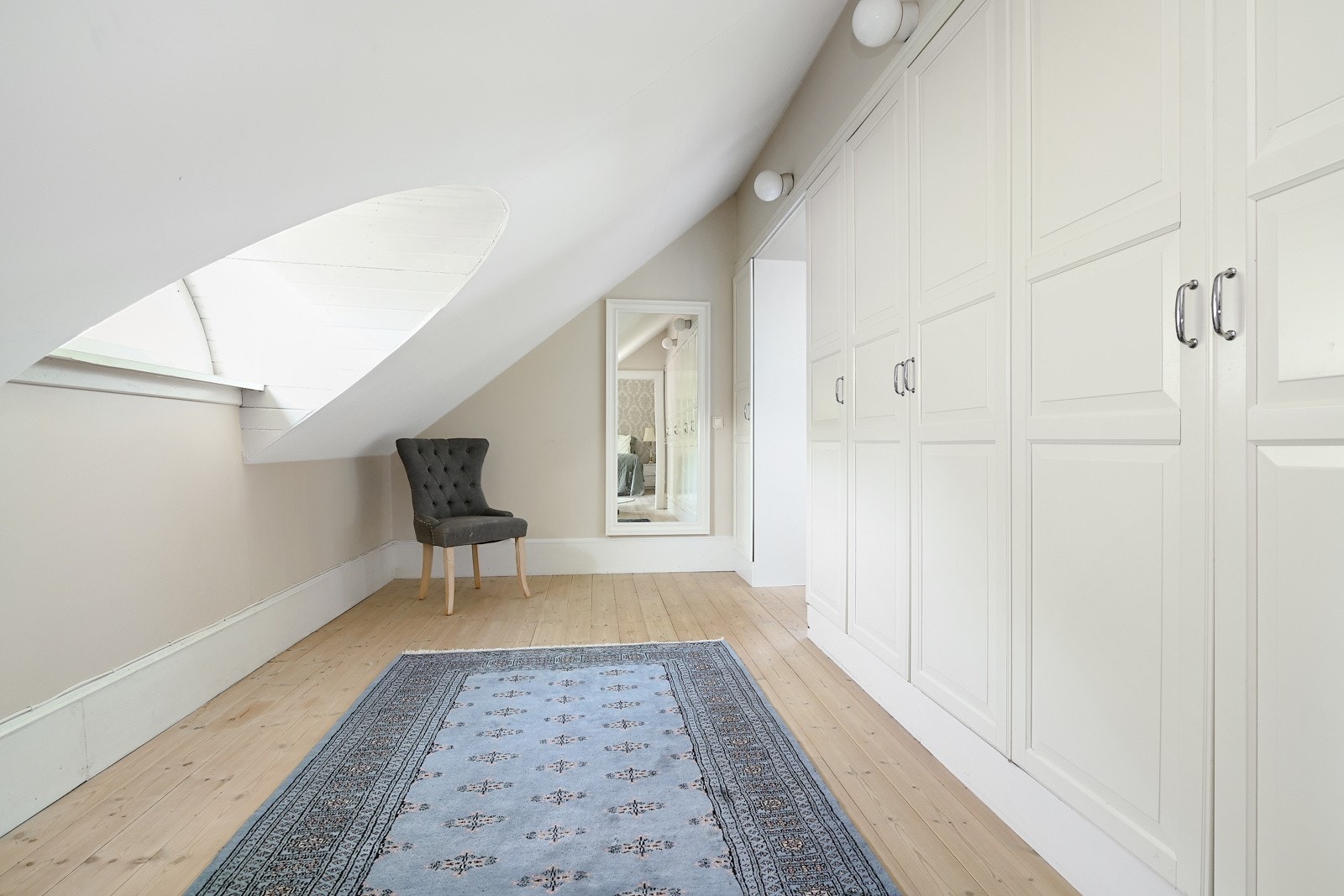 Fra hovedsoverommet har du også tilgang til et eget garderoberom med flott innredning. Her er det god plass til det du trenger av klær, vesker og sko. Galleribilde