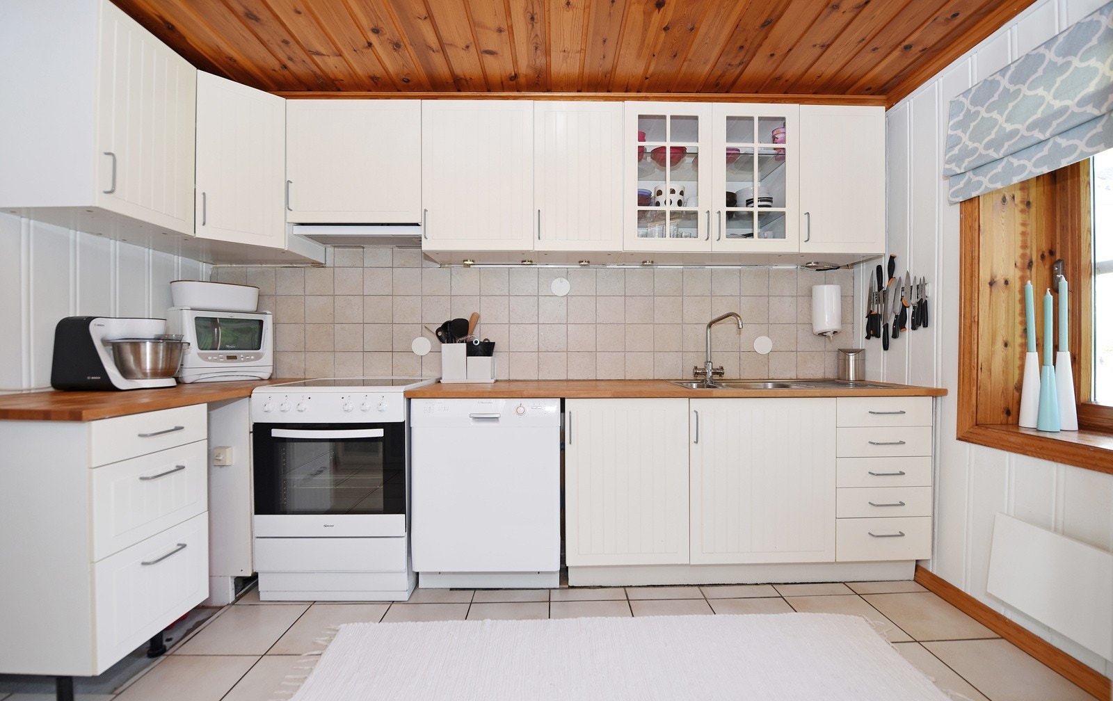 Kjøkkenet i leiligheten har en ukjent alder, men det har profilerte fronter og en heltre benkeplate. Det er et frittstående kjøleskap, komfyr og mikrobølgeovn, samt en underbygget oppvaskmaskin på kjøkkenet. Galleribilde