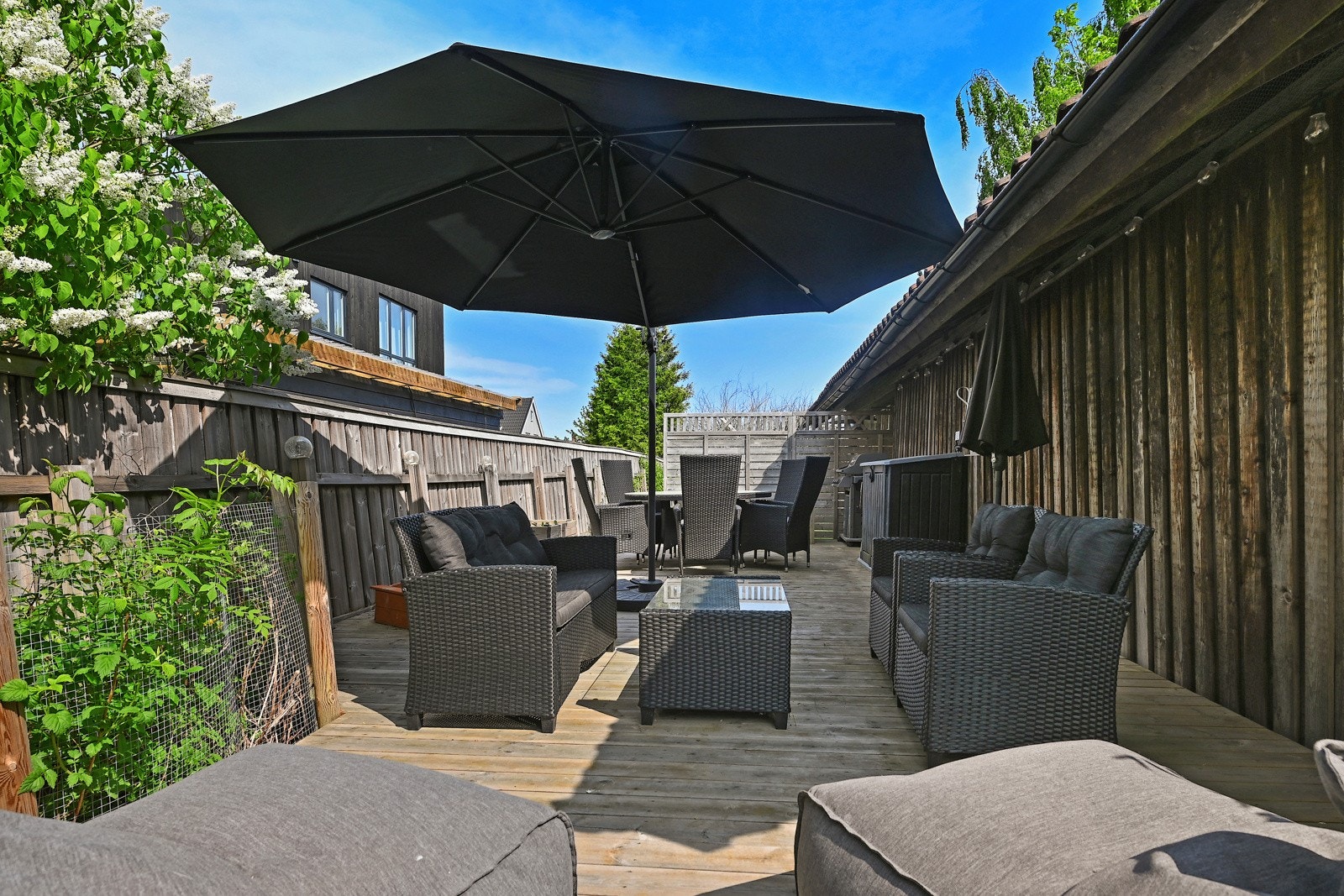 Tomtens beliggenhet gir meget gode sol- og lysforhold, som bidrar til en behagelig atmosfære og flotte utendørs opplevelser. Galleribilde