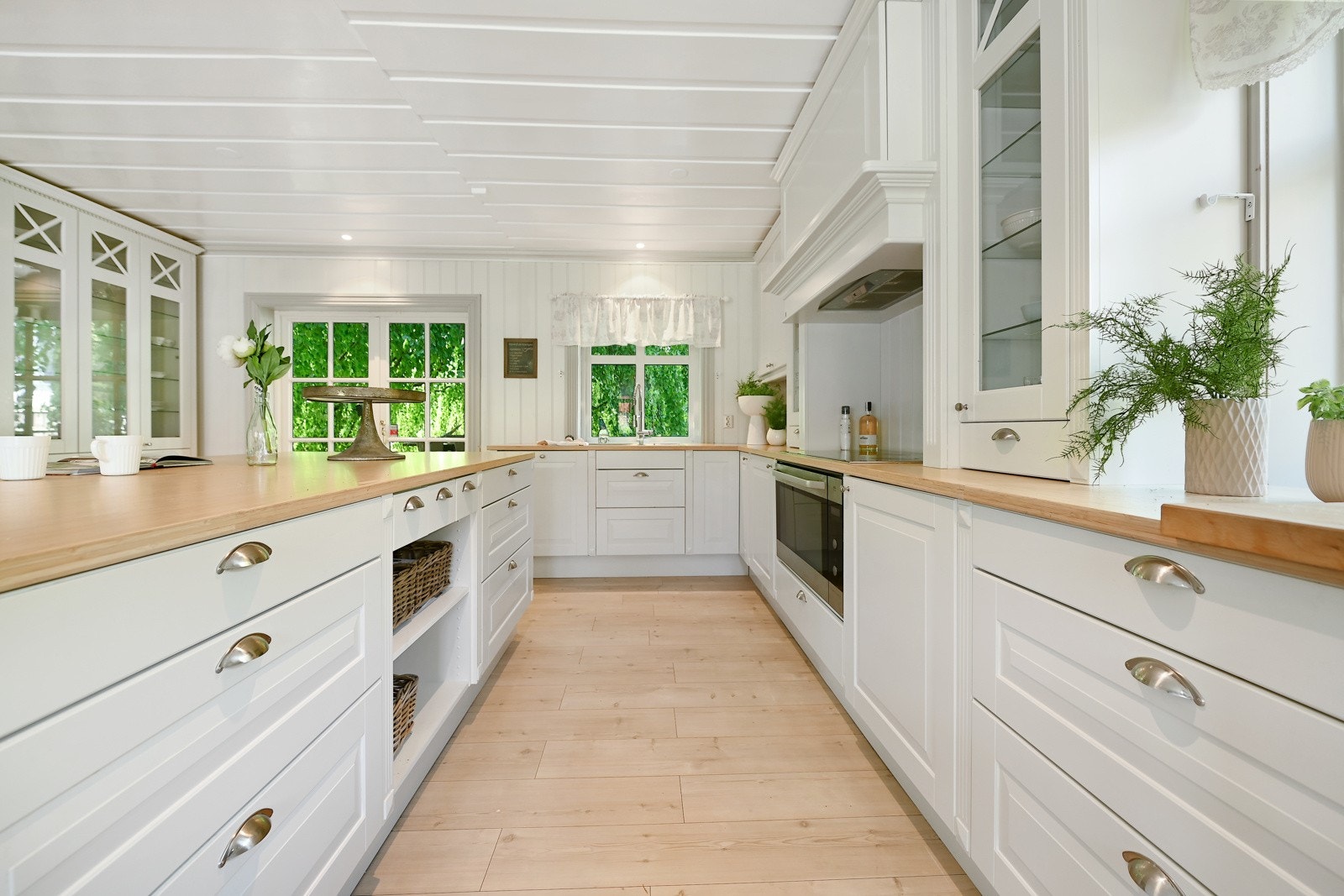 Kjøkkeninnredningen er fra 2018 og har hvite profilerte fronter og vitrineskap. Stilen på kjøkkeninnredningen er "Herregårdsstil", et tidløst design som passer godt til huset. Galleribilde