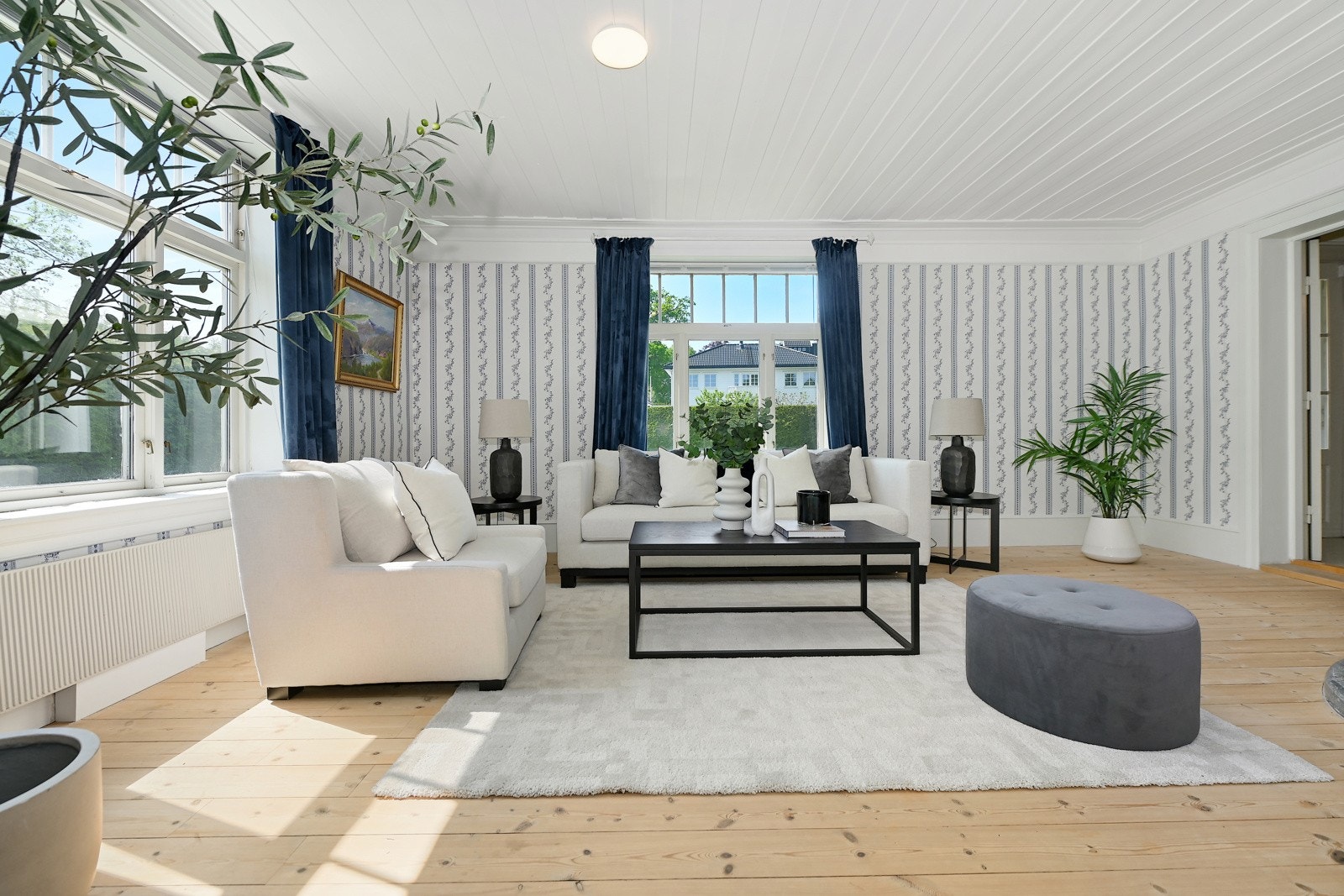 Stuenes mange vindusflater bidrar til godt naturlig lys. Det er god plass til sittegrupper og spisestue. Galleribilde