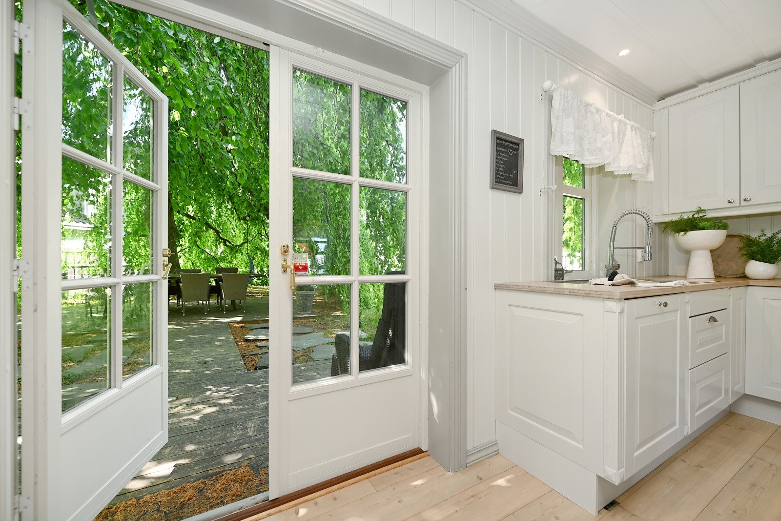 Fra kjøkkenet er det direkte utgang til en romslig markterrasse. Galleribilde