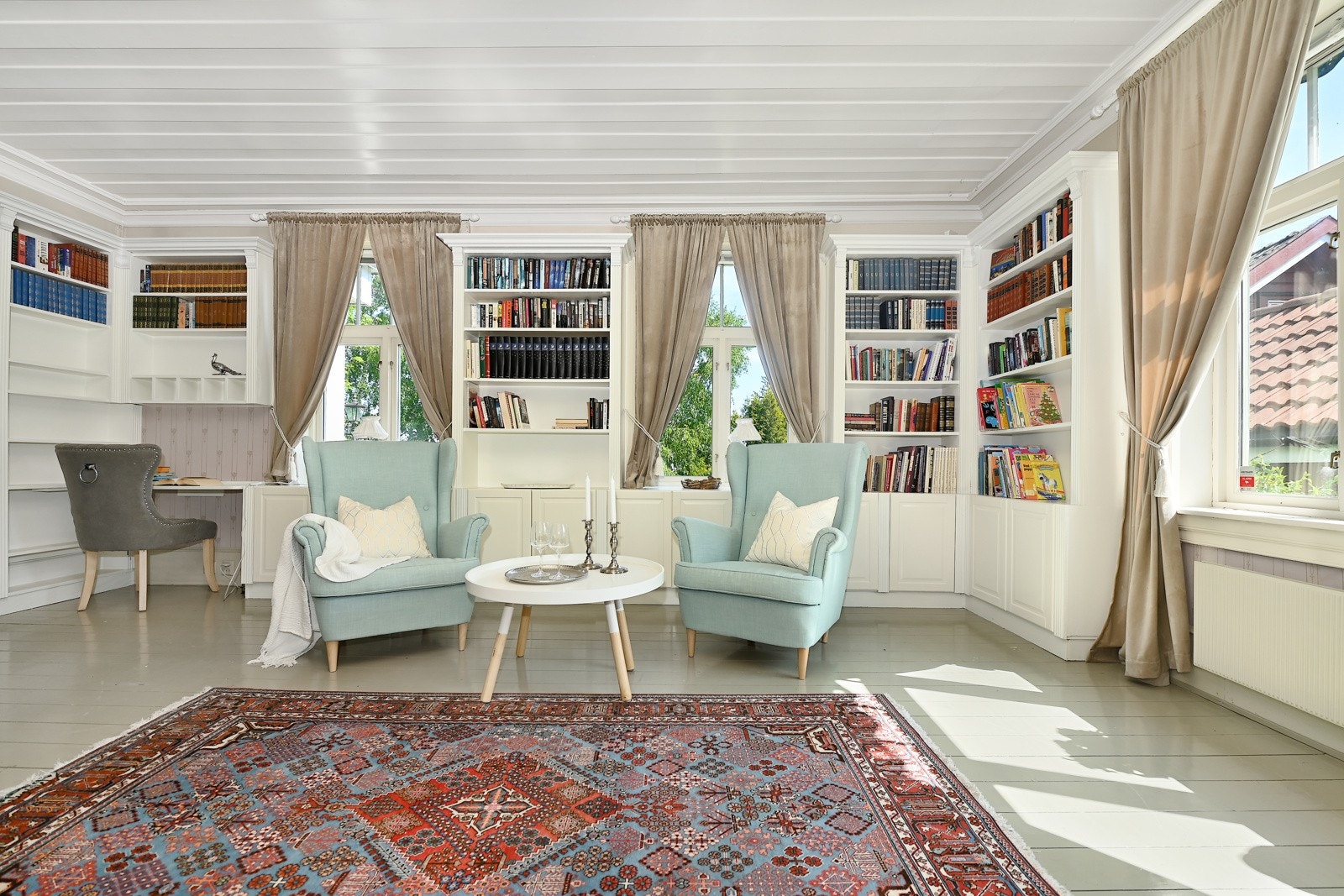 I tillegg til bibliotek med plassbygd innredning (bygget i 2015). Galleribilde