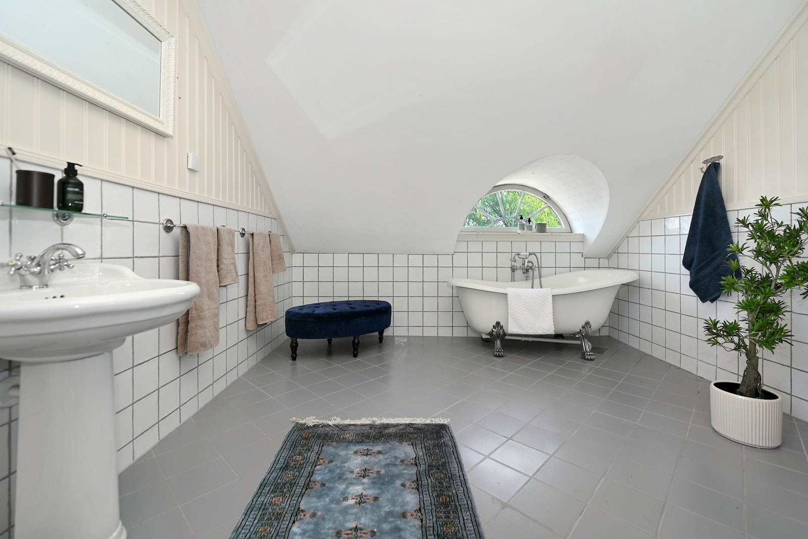 Fra hovedsoverommet har tilgang til et bad og et separat toalett. Galleribilde