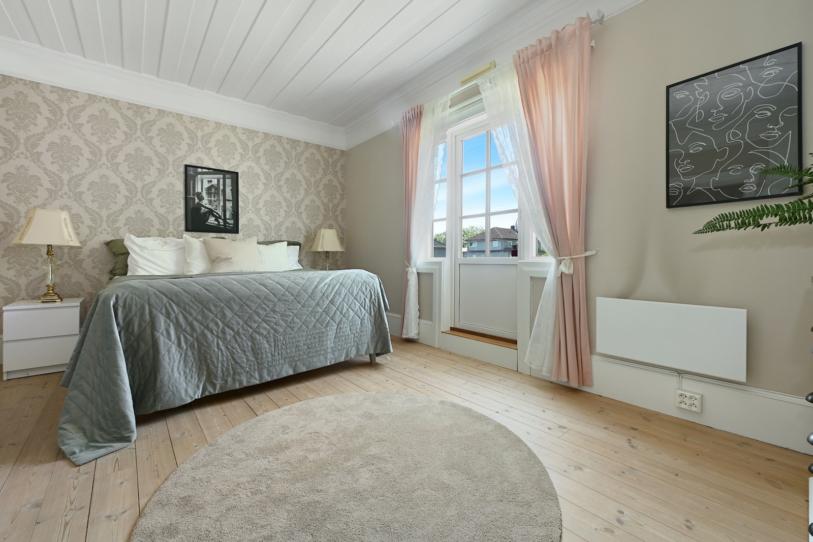 Det herskapelige hovedsoverommet har en romslig walk-in-garderobe i gangen og har også utgang til en balkong. Galleribilde