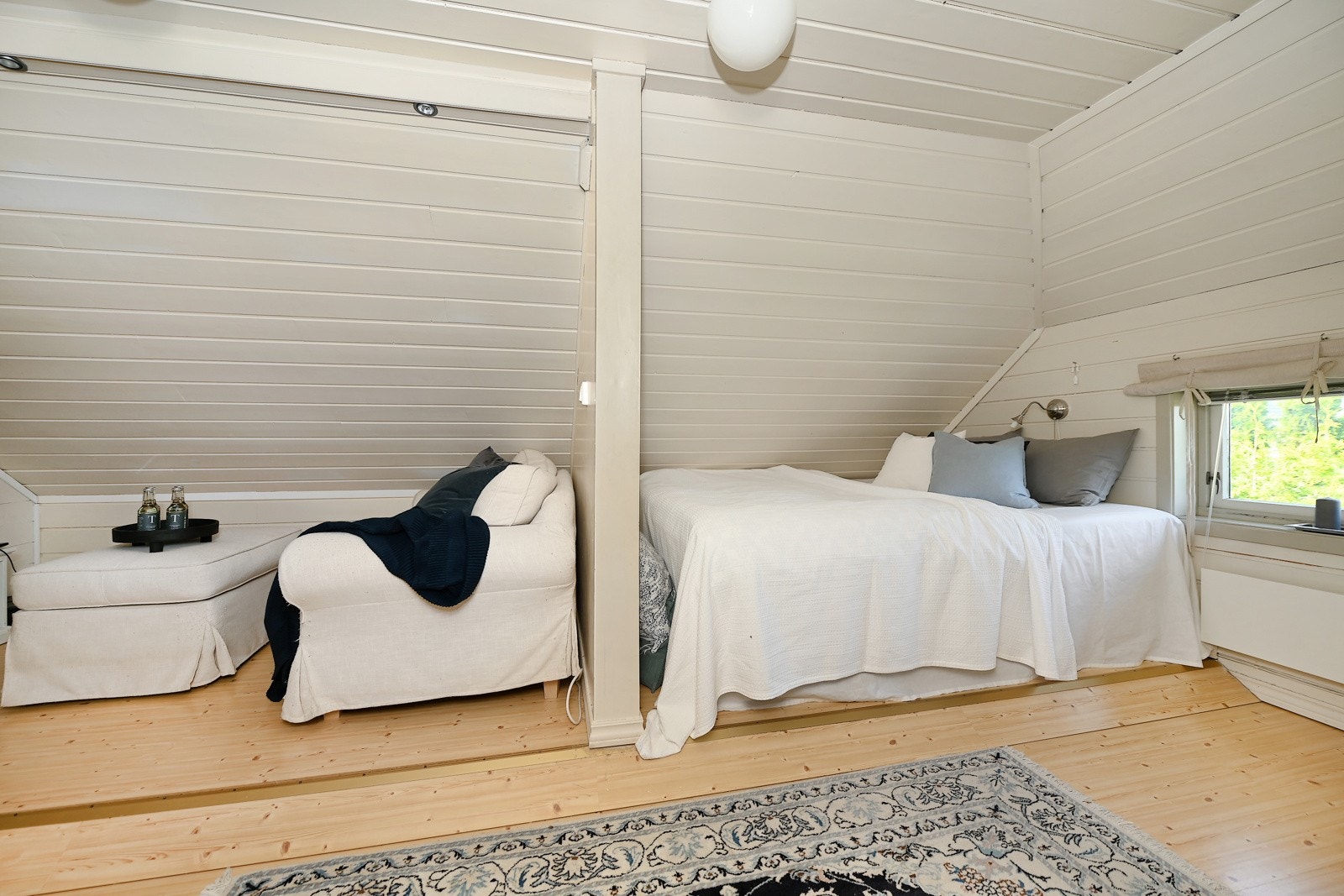 Praktikantdelen/ungdomsavdelingen av boligen består av et soverom og et bad. Galleribilde