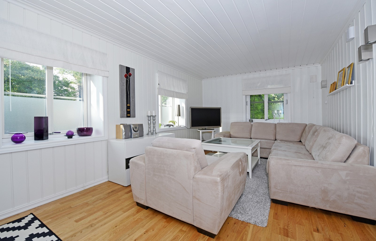 Sidebygningen inneholder en innredet leilighet, et kinorom og et stort lagringsloft. Galleribilde