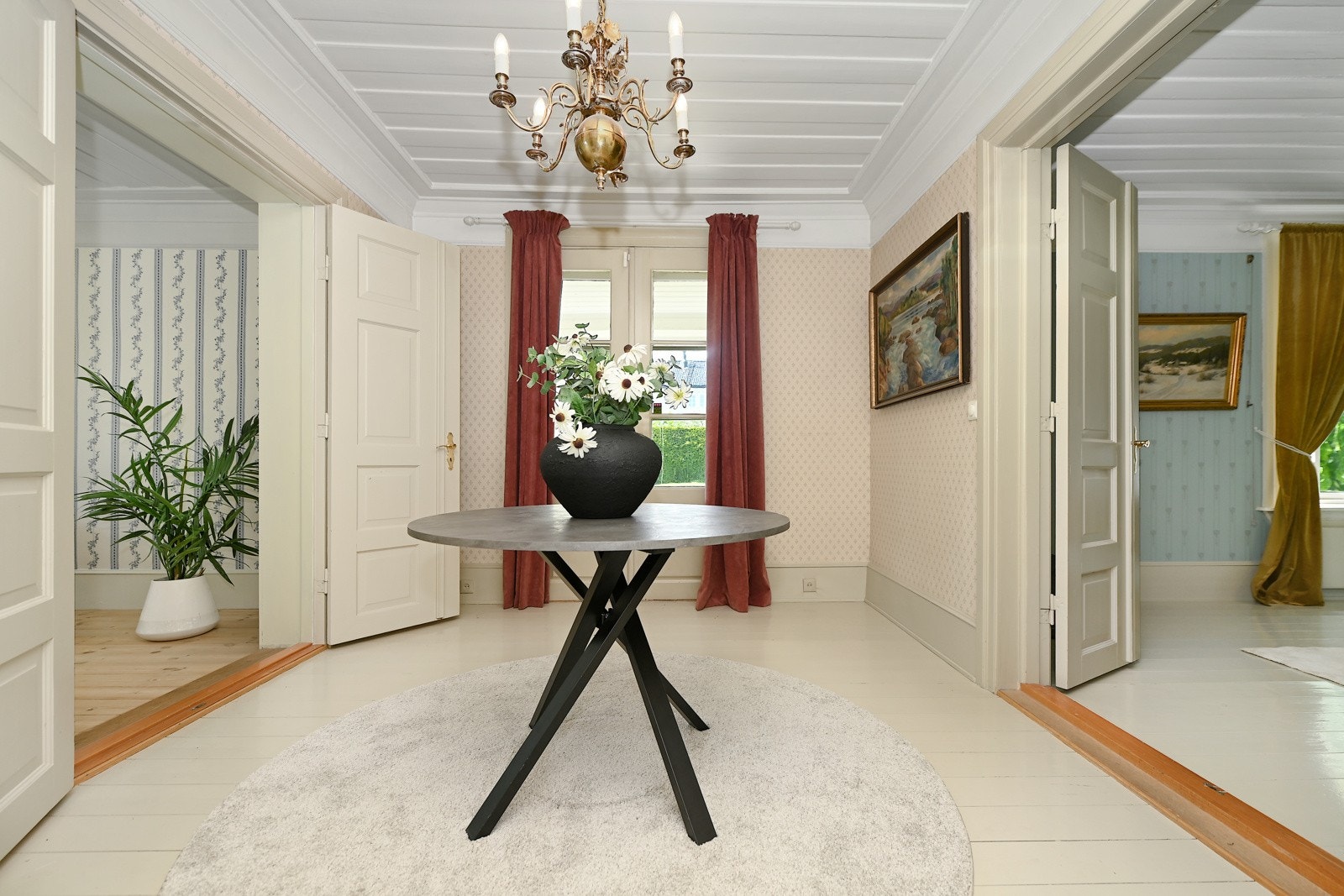 Gjennom årene har bygningen blitt betydelig oppgradert. Det er benyttet kvalitetsmaterialer og boligen har et gjennomgående stilvalg som gir et helhetlig og imponerende inntrykk. Galleribilde