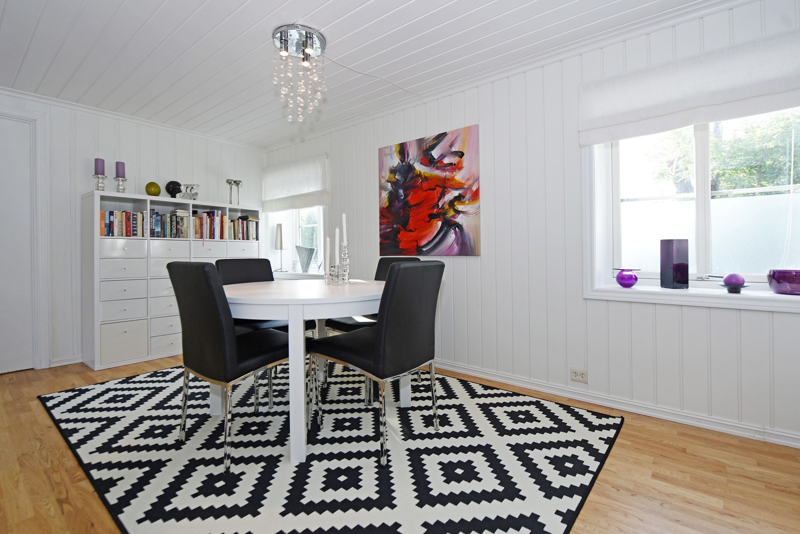 Leiligheten er i dag utleid for kr. 14.000,- pr. mnd. I kommunens matrikkel er denne leiligheten ikke registrert som egen boenhet og dermed ikke godkjent for utleie. Galleribilde