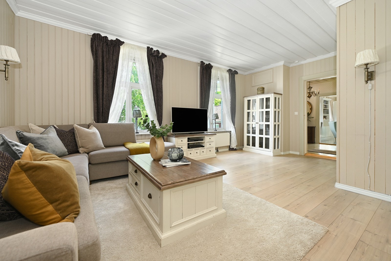 Du vil bli imponert over den herskapelige stilen, historien som ligger i veggene og de mange mulighetene som denne eiendommen kan tilby. Galleribilde