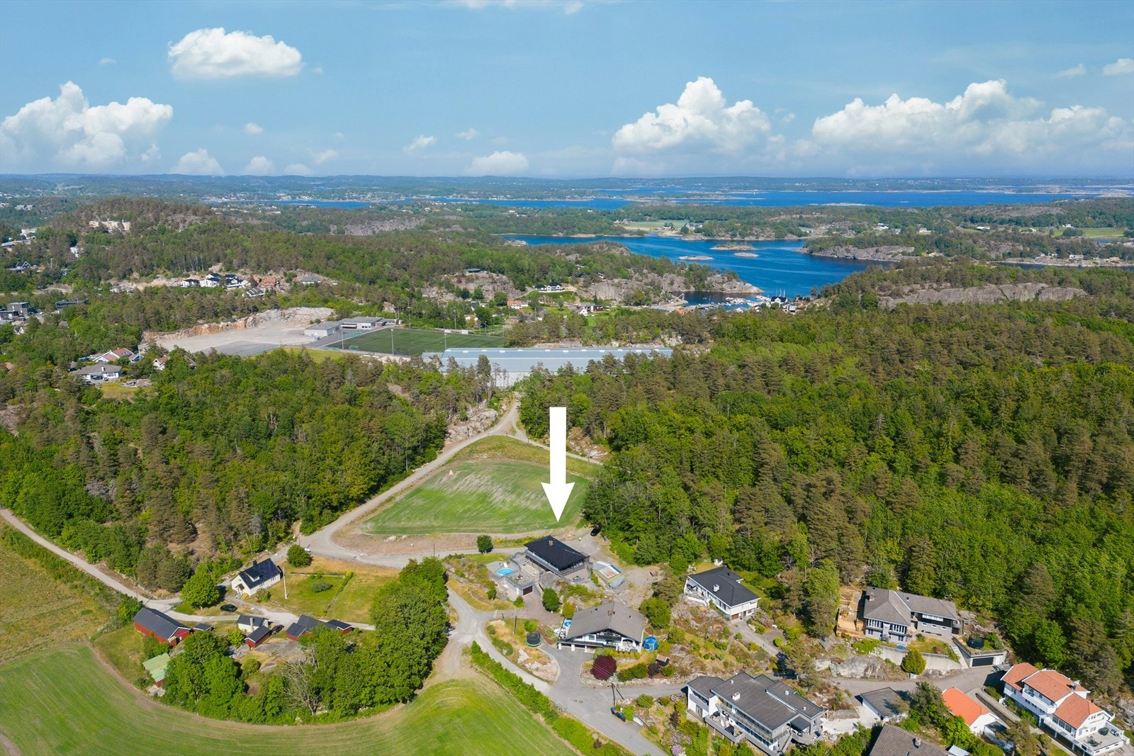 Boligen ligger i et etablert villlaområde, i blindvei med kort gangavstand til sjøen med flotte bademuligheter. Galleribilde