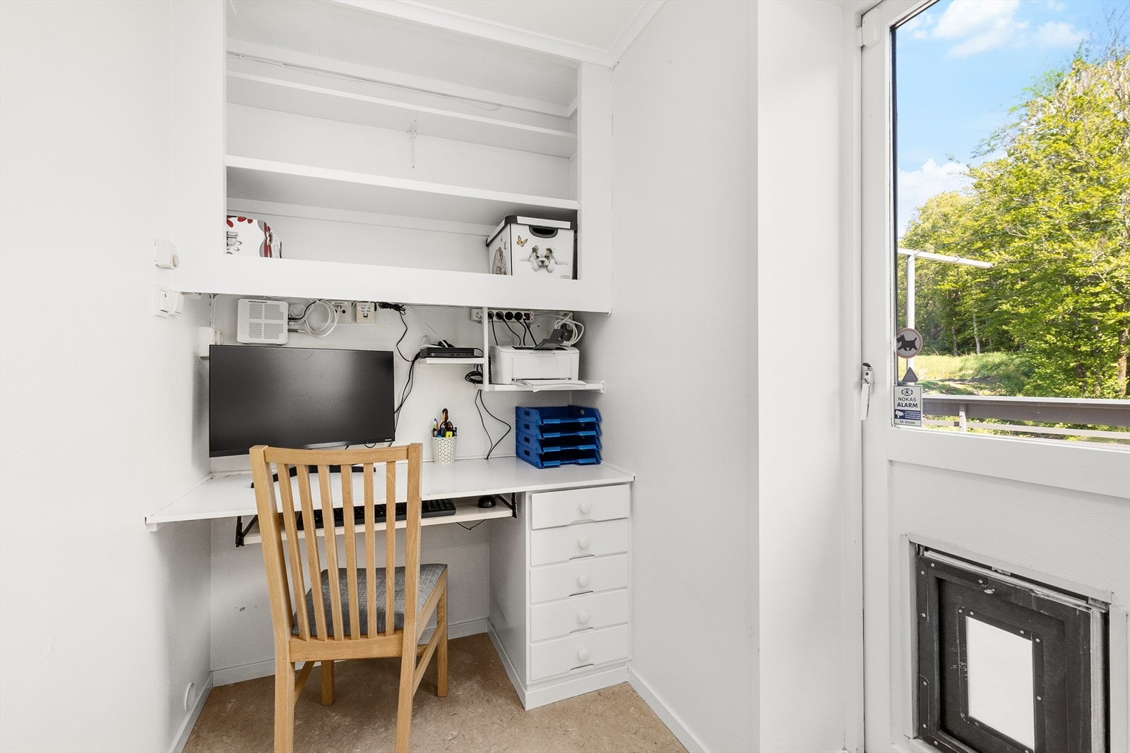 Kontor i bakkant av vaskerommet og utgang ut. Galleribilde