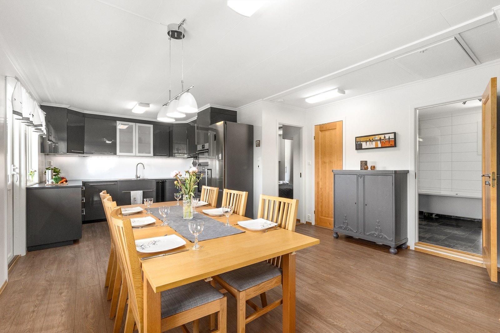 Den mest naturlige plasseringen av hjemmets spisestue er rett utenfor kjøkkent. Her kan man kan samle familie og venner til hyggelig samvær med god plass til langbord. Galleribilde