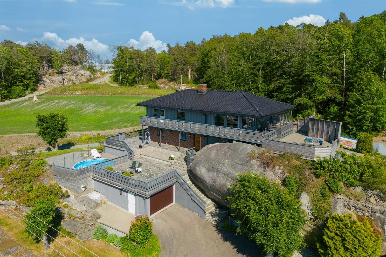 Tomten tilbyr flotte utendørsområder, herlige uteplasser og en gårdsplass. Galleribilde