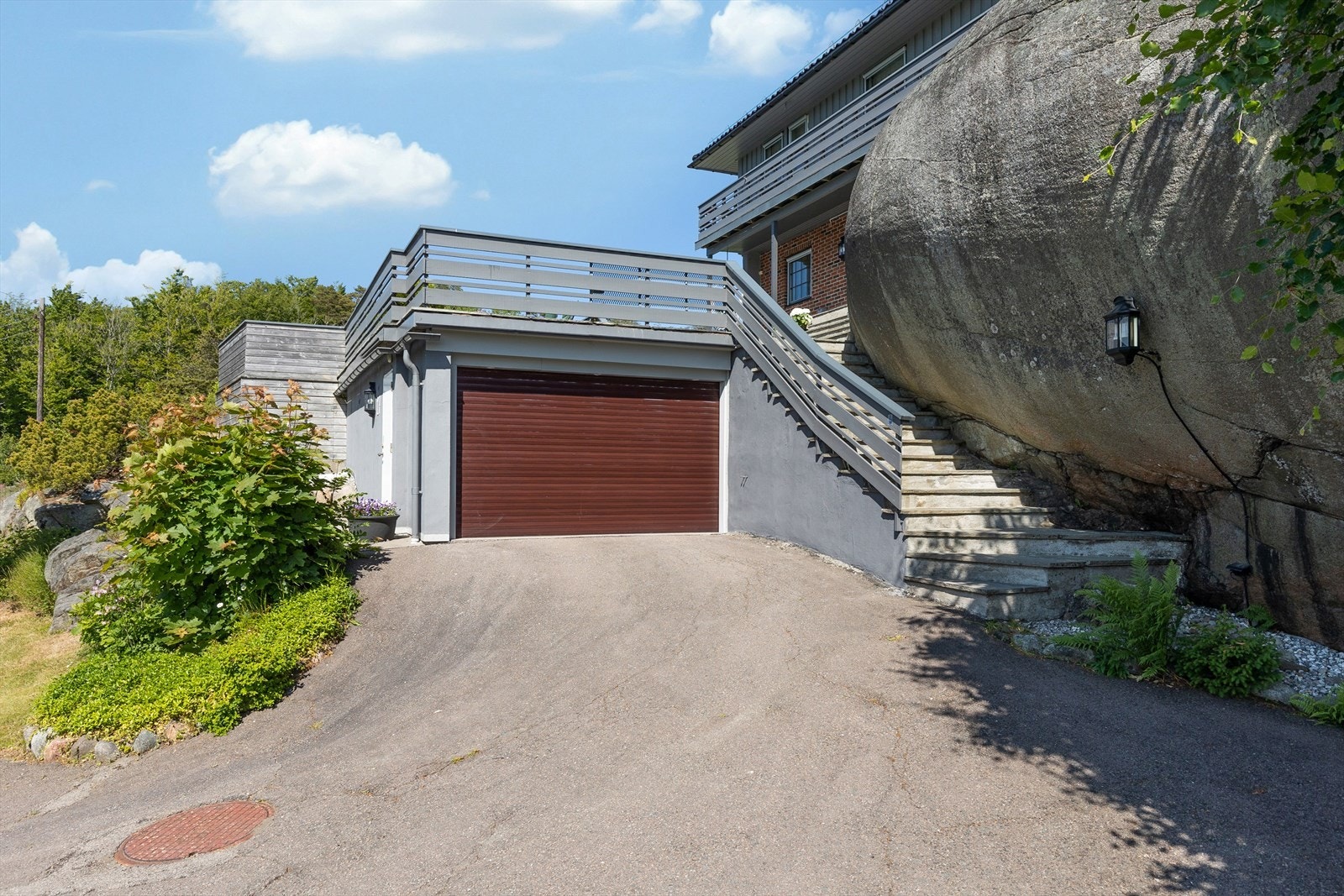 Gode parkeringsmuligheter i gårdsplass samt garasje. Galleribilde