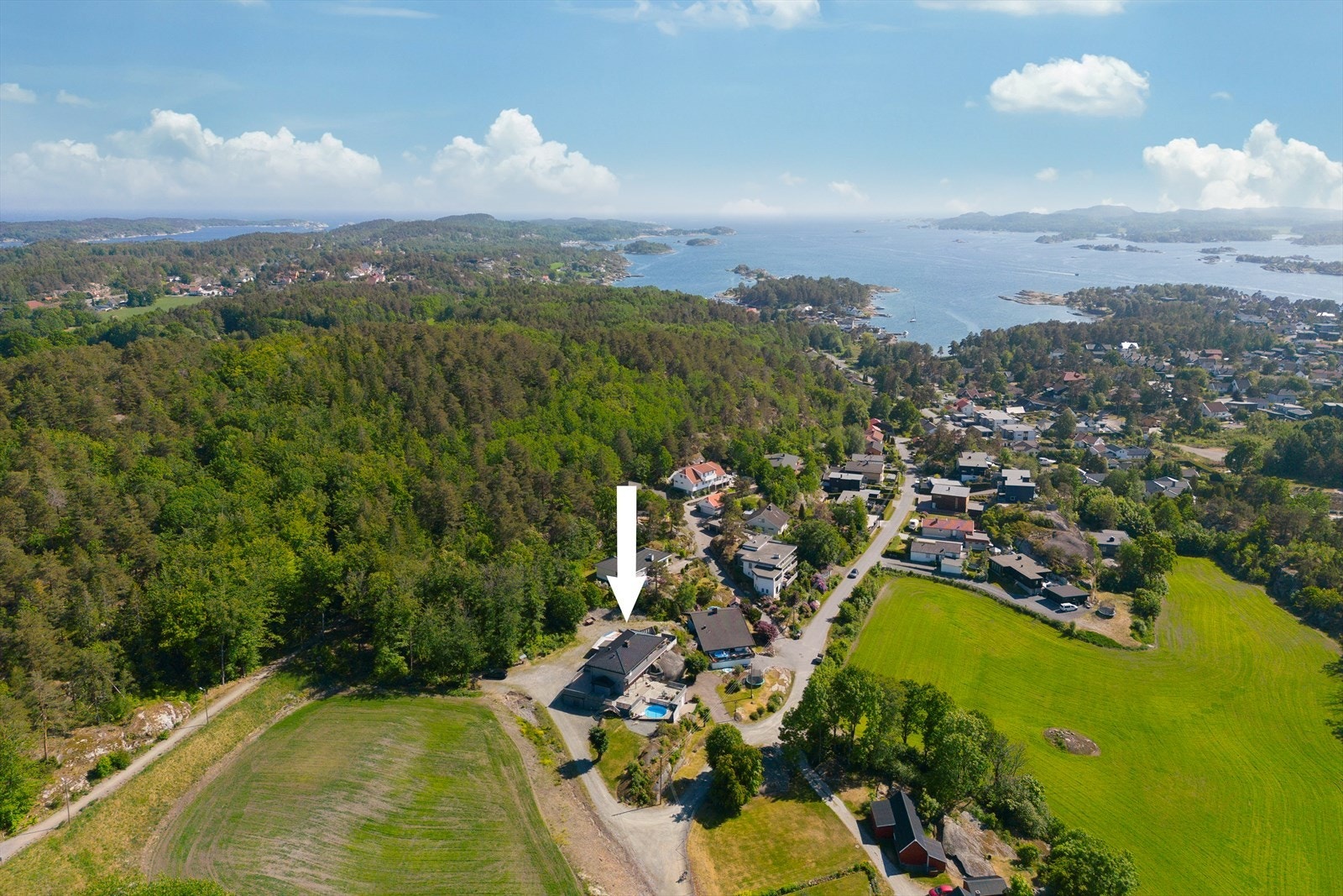 Eiendommen kan trygt beskrives som en perle nesten innerst i blindvei med fine utearealer hvor av umiddelbar nærhet til sjø og bademuligheter. Galleribilde