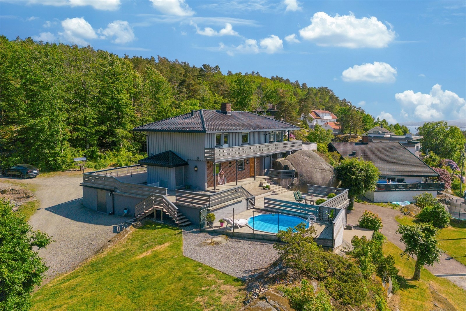 Lange soldager kan nytes i den romslige og pent opparbeidede hagen hvor man også finner et herlig "terrasseeldorado" og svømmebasseng. Galleribilde