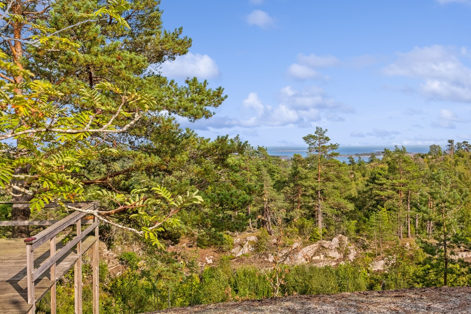 Hytta ligger flott til på et høydedrag ikke langt fra verken Torødstranda eller Buerstadstranda ca 1,4 km til Torødstranda og ca 1,2 til Buerstadstranda Galleribilde