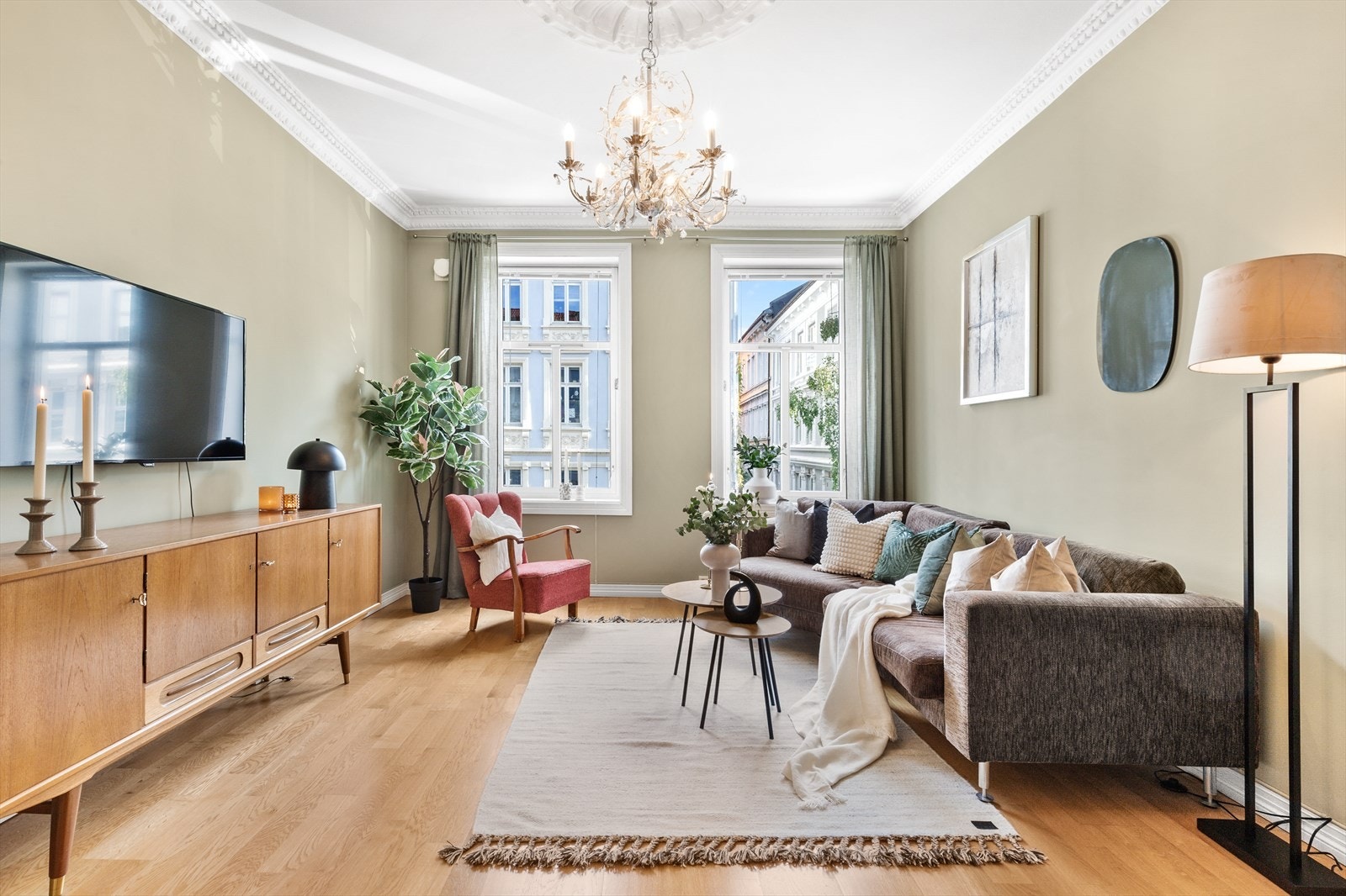 Stuen er stor og har god plass til stor sofagruppe, mediemøbler og spisebord om man ønsker. Galleribilde