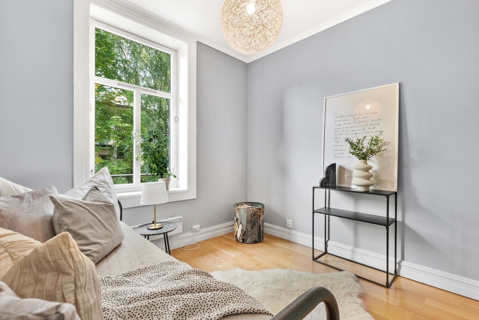 Rommet har god plass til seng, nattbord og garderobeskap. Galleribilde