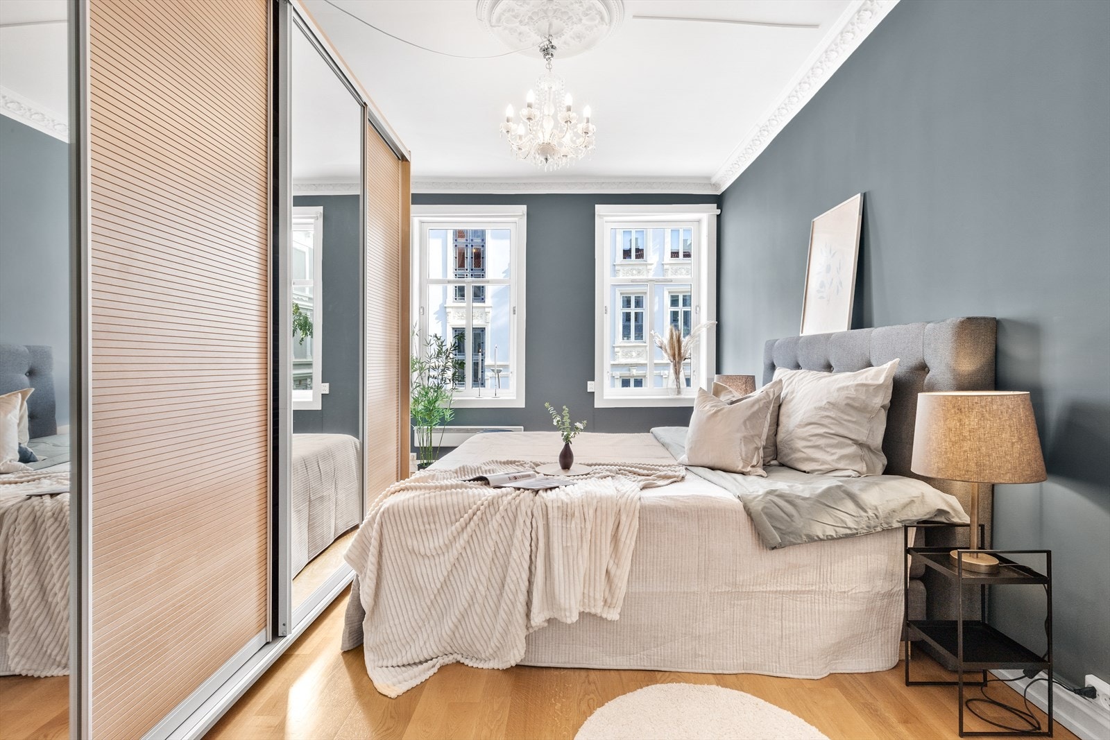 Hovedsoverom er meget stort, har stor skyvedørsgarderobe og god plass til dobbeltseng og nattbord. Galleribilde