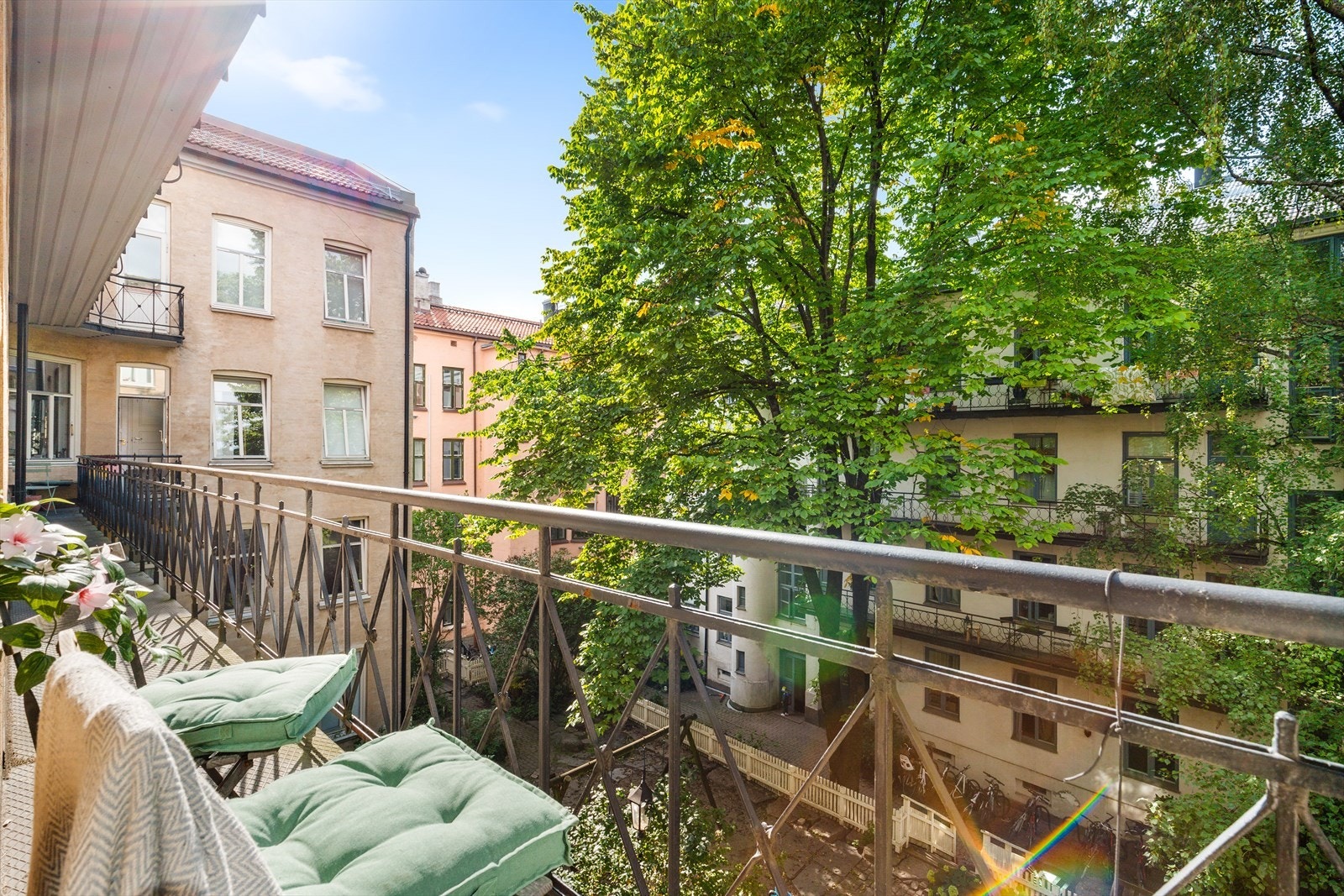 Brannbalkong mot bakgård med ettermiddagssol. Galleribilde