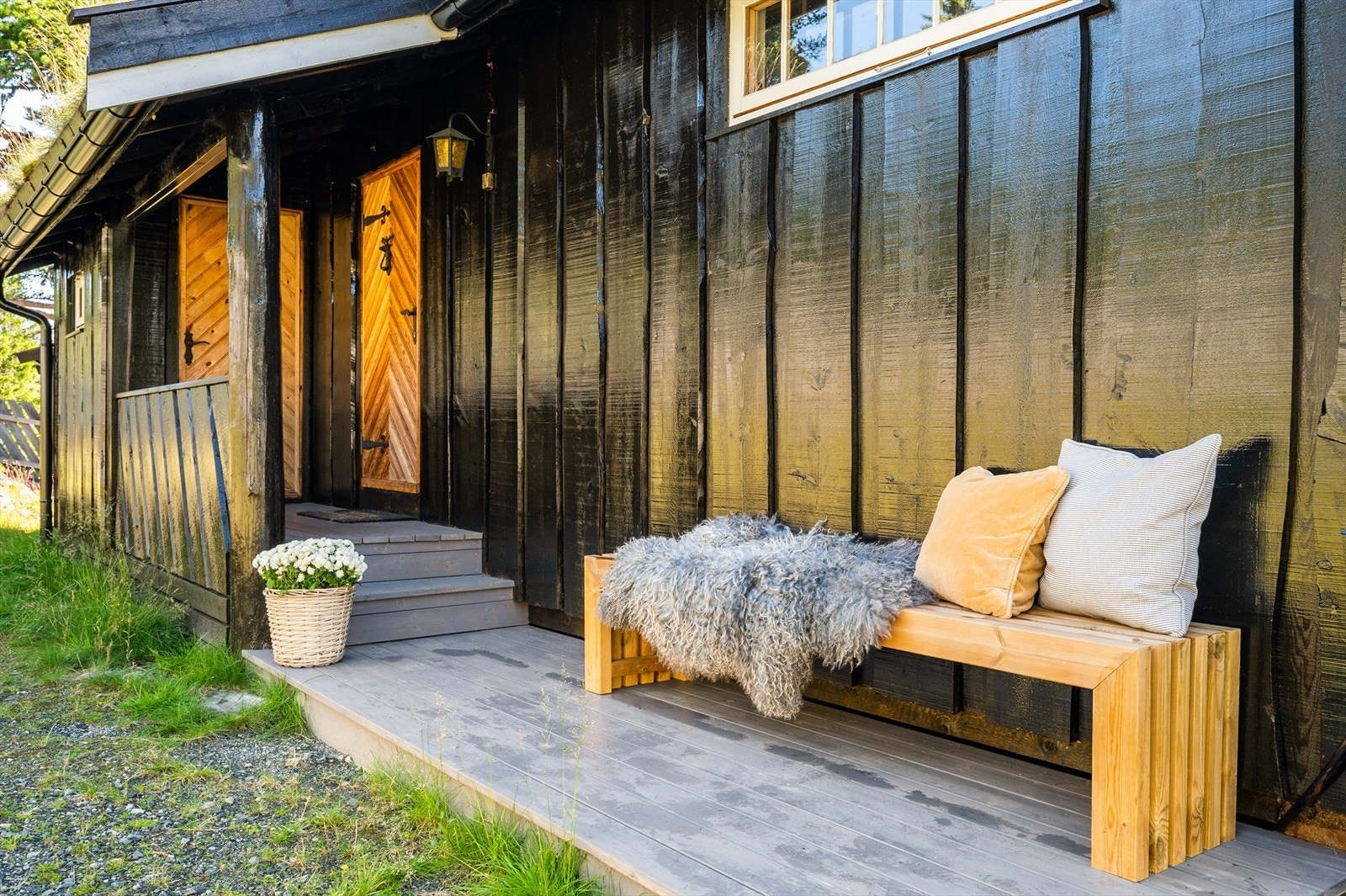 Innbydende inngangsparti med takoverbygg. Galleribilde