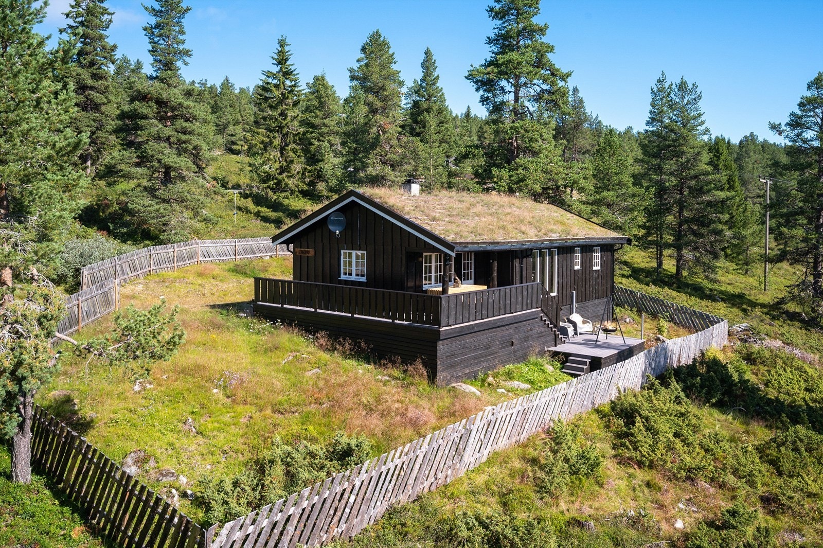 Pent uteområde med skigard. Galleribilde