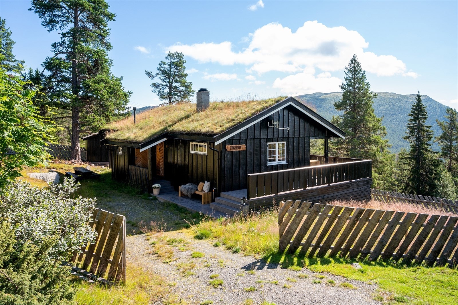 Det er helårsvei med bom inn til hytta. Galleribilde