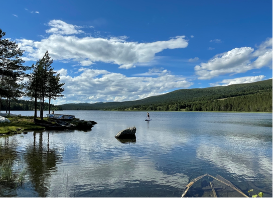 Melingen er et populært fiske - og badevann, som ligger nedenfor hytta. Galleribilde